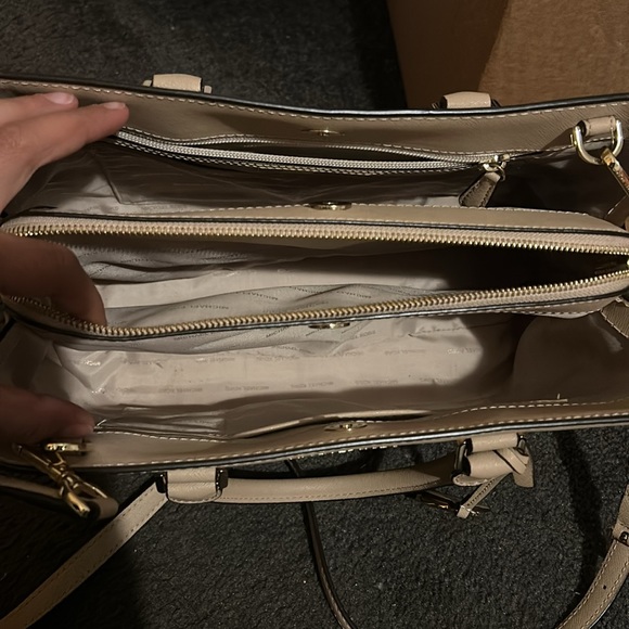 Jet set style, light tan color, handbag - Picture 3 of 3